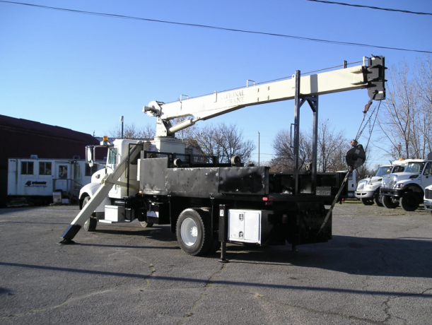 2010-peterbilt-335-crane-truck-big-2