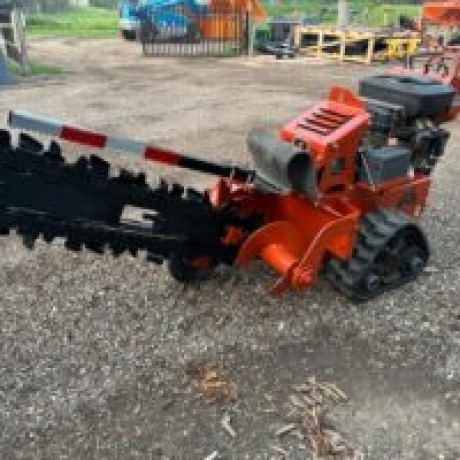 2010-ditch-witch-rt12-tracked-trencher-big-1