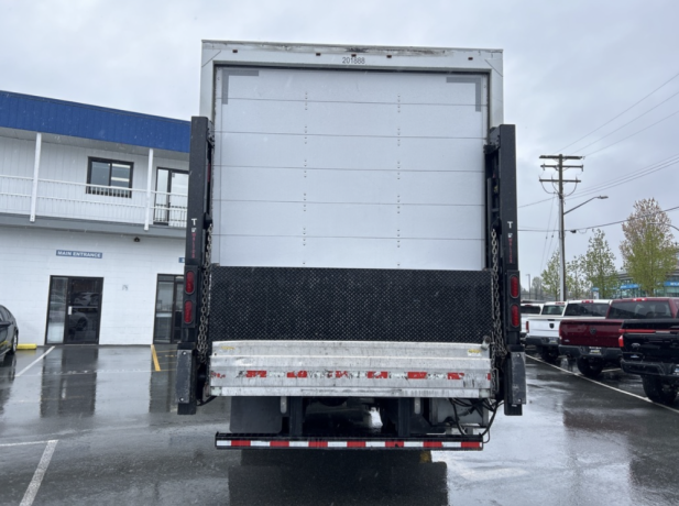 2018-freightliner-m2-26-dry-box-railgate-cvi-completed-diesel-big-2