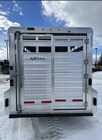 2023-exiss-stk7020-livestock-trailer-big-2