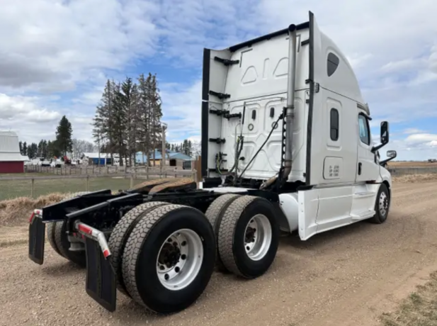 2018-freightliner-cascadia-sleeper-truck-tractor-dd15-automatic-big-2