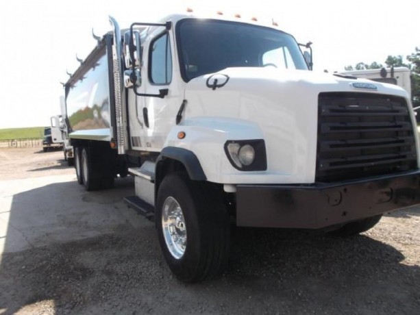 2013-freightlinr-114sd-auto-ta-grain-truck-big-1