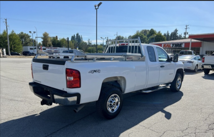 2013-chevrolet-silverado-2500hd-extended-cab-8-ft-long-box-4x4-big-2