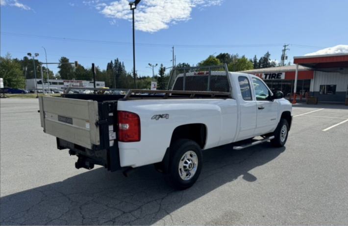 2012-chevrolet-silverado-2500hd-ext-cab-8-ft-long-box-4x4-power-liftgate-big-2