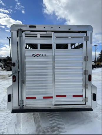 2023-exiss-stk7020-livestock-trailer-big-2