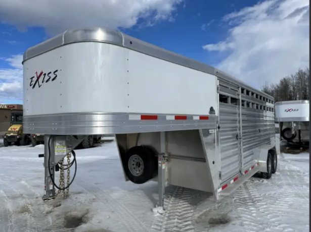 2023-exiss-stk7020-livestock-trailer-big-1