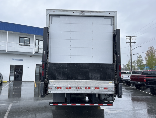 2018-freightliner-m2-26-dry-box-railgate-cvi-completed-diesel-big-2