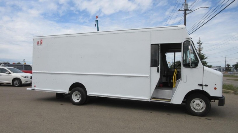 2013-ford-utilimaster-big-1