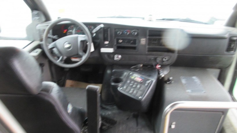 2013-chevrolet-express-3500-big-3