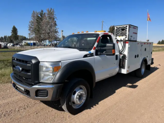 2015 Ford F550 Utility Lube Truck / 4x4 / GAS / HYD COMP