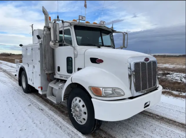 2006-peterbilt-335-daycab-service-truck-cummins-6006eh-hydcomp-big-1