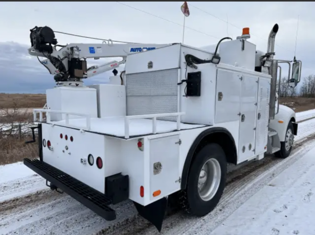 2006-peterbilt-335-daycab-service-truck-cummins-6006eh-hydcomp-big-2