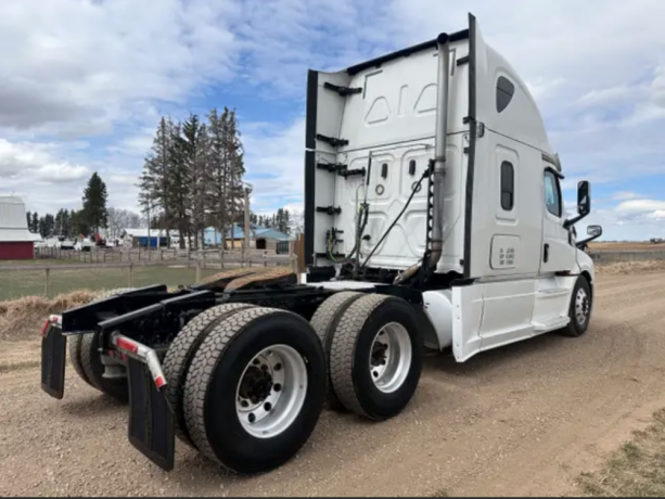 2018-freightliner-cascadia-sleeper-truck-tractor-dd15-automatic-big-2