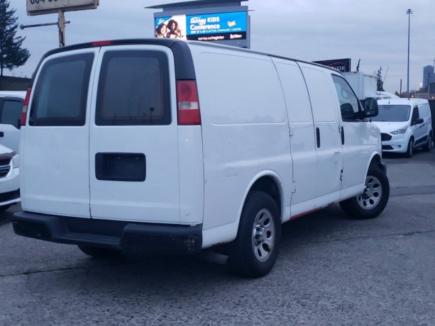 2011-chevrolet-express-cargo-van-rwd-1500-135-big-2