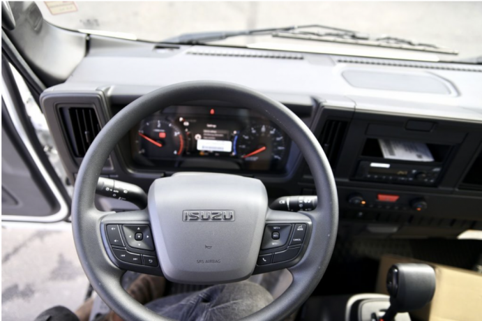 2025-isuzu-npr-hd-big-2