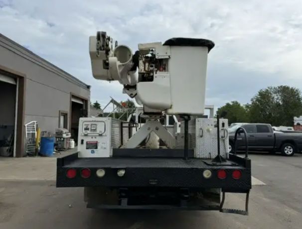 2017-ford-f-550-bucket-truck-diesel-42ft-altec-setup-big-2