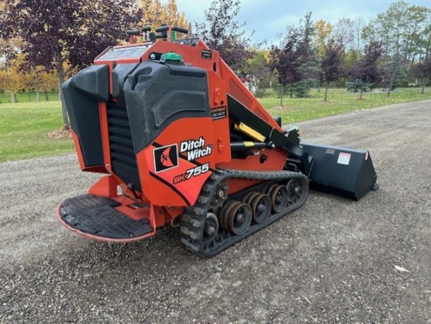 2017-ditch-witch-sk755-stand-on-tracked-skidsteer-big-2